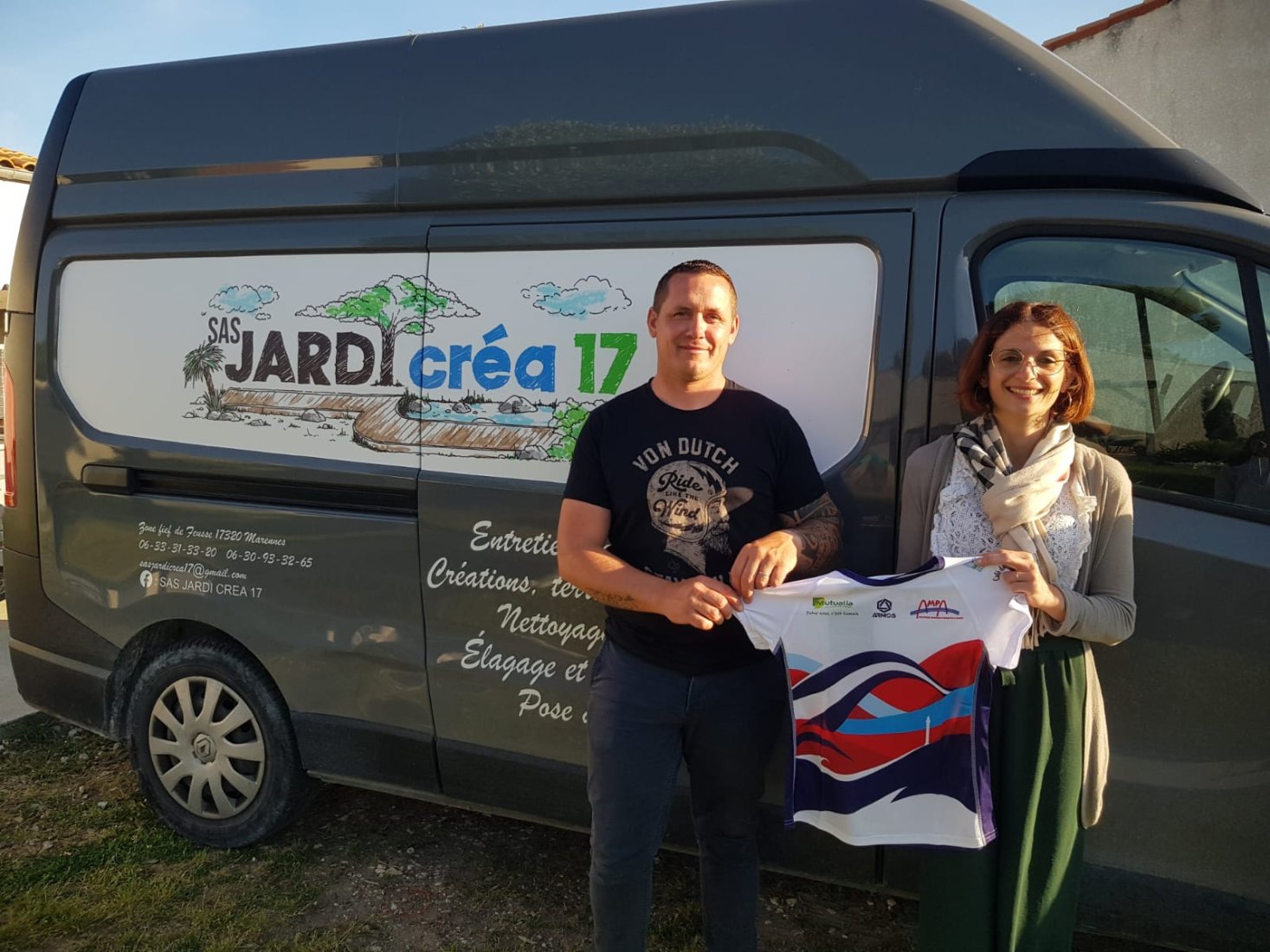 18/10/25 - Remise de notre maillot à notre partenaire - Jardi Créa 17