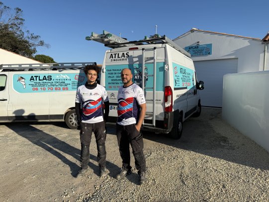 05/01/26 - Remise de notre maillot à notre partenaire - ATLAS ZINGUERIE